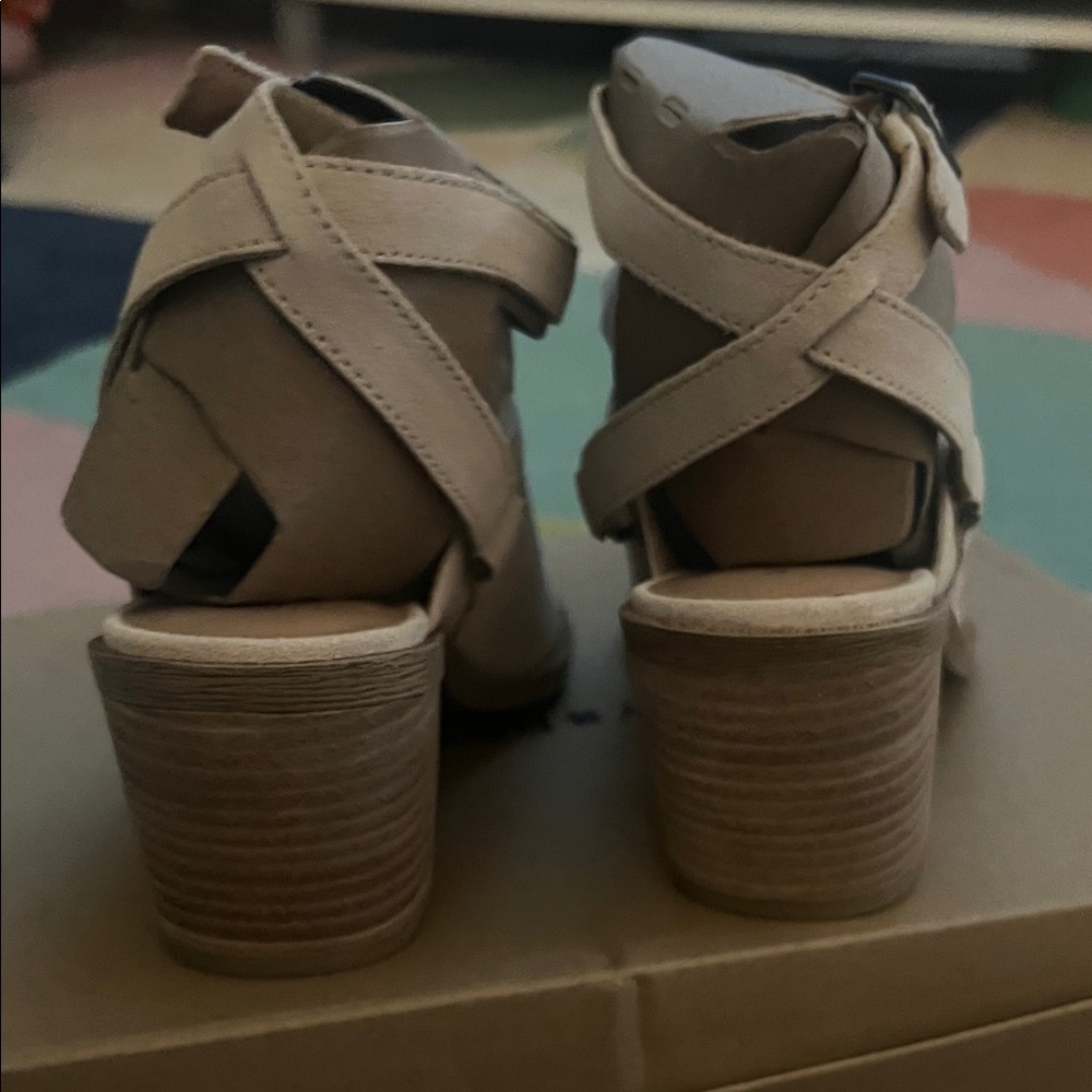 Beige Cross ankle strap full covered toe leather bootie sandal - Picture 4 of 4